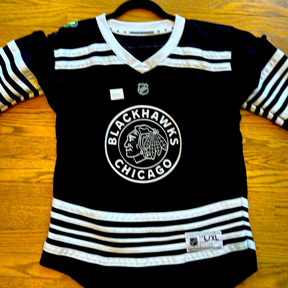 YOUTH LARGE 2019 BLACKHAWKS WINTER CLASSIC JERSEY (BARELY WORN) (LOOKS NEW)